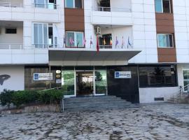 Denizkumu Hotel, hotel amb aparcament a Erdemli