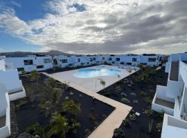 Fuerte Calma with swimming pool, hotel in La Oliva
