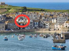 AMAZING LOCATION - "SMUGGLERS HIDE" & "SMUGGLERS CABIN" - a 2 BEDROOM FISHERMANS COTTAGE with HARBOUR VIEW and also a private entrance 1 BED STUDIO - 10 Metres To Sea Front - BOOK BOTH for ENTIRE 3 BEDROOM COTTAGE - 2023 GLOBAL REFURBISHMENT AWARD WINNER, chalet de montaña en St Ives