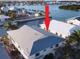 Easy Ocean Access 30' Dock - House - Private Club w/ Heated Pool and Sandy Beach, vacation home in Key Colony Beach
