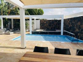 Casa Paloma with heated pool in El Roque, hotel in Cotillo