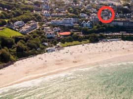ABOVE ST IVES PORTHMINSTER BEACH - "St James Rest" is a REFURBISHED & SUPER STYLISH PRIVATE APARTMENT - King Bedroom with Ensuite, Family Bathroom, Double Bunk Cabin & Sofabed LoungeKitchenDiner - 2 mins walk Main Car Park & Station, hotel in St Ives
