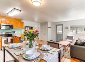 Downtown Ouray Apt with River and Mountain Views!, ξενοδοχείο με σπα σε Ouray
