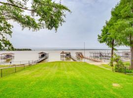 Cedar Creek Lakefront Home with Dock and Game Room!, hotel in Gun Barrel City