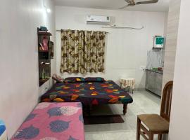 Comfortable Room for Decent Families & Decent Couples!, hotel in Chāmundi