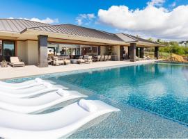 ❤PiH❤ Hawaiian Elegance Short walk to best beaches Heated Lap Pool Spa, hotel en Waimea