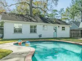 3BR bungalow with pool, pergola, fire pit in Houston