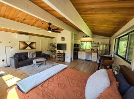 A Restful Studio Near a Creek and Forest - Pet Friendly, cottage in Roseburg