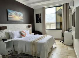 Serenity Suite With free Wi-Fi and Swimming pool, hotel di Dar es Salaam