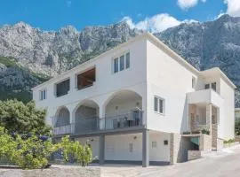Apartments with parking space Makarska - 23020
