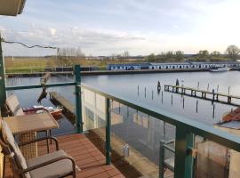 Ferienwohnung Yachthafenidyll - direkte Wasserlage am Hafen, apartment in Karlshagen
