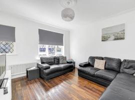 Pass the Keys Olu no.11 - Stylish 3 bed house with parking, hotel in Romford