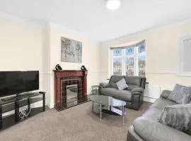 Pass the Keys Olu no.9 - · Stylish 3 bed house with parking