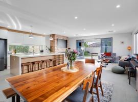 Modern 3 BR home in Fulham, Hotel in Henley Beach South