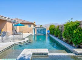 Super Hero's Retreat - Amazing pool with mountains, hotel in Indio