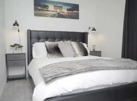 2 Miles to Disneyland -FREE Parking! In Anaheim CA, hotel in Anaheim
