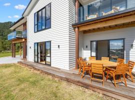 The Terraces - Pauanui Holiday Home: Pauanui şehrinde bir kulübe