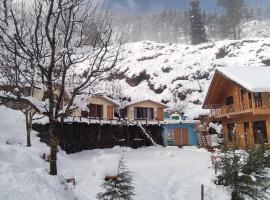 Kayal wood cottage homestay near kasol villege cafe, hytte i Manīkaran