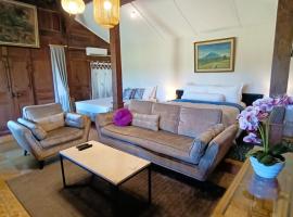 VILLACANTIK Yogyakarta triple bed for six persons, hytte i Bantul