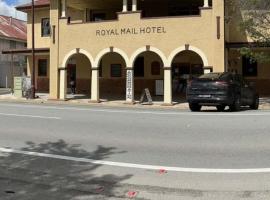 Royal Mail Hotel، فندق مع موقف سيارات في Jerilderie