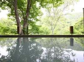 志賀高原 白い温泉 渓谷の湯