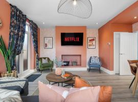 4-BR Chic Spacious House with Parking, Central Bolton, Links to Manchester, Sleeps - 11 by Blue Puffin Stays, hotel com estacionamento em Farnworth