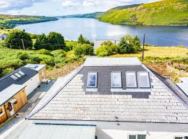 Luxury 4 Bedroom Cottage With Stunning Views Near Fairy Pools! Open / Bookable, holiday home in Carbost