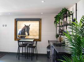 Sleep next to a Horse in a stable by the city !, lacný hotel v destinácii Exeter
