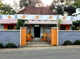 Athichans Homestay: Kuzhittura şehrinde bir otoparklı otel