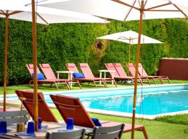 Hôtel La Perna, hotel v destinácii Pernes-les-Fontaines
