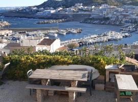 Maison Vue mer et calanques Les Goudes, hotell i Marseille