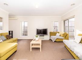 Spacious and Inviting Home, hotel in Werribee