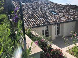 Newly converted barn, magnificent vues, garden and pool, hotel in Lauzerte