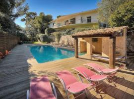 FRGK "Villa avec Vue Panoramique et Jardin Verdoyant près de Cannes", hotel in Vallauris