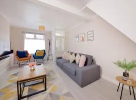 GuestReady Modern 2BR Home by Anfield Stadium
