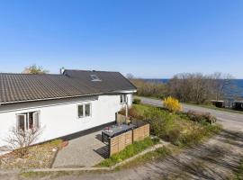 4 Bedroom Gorgeous Home In Allinge, hotel em Allinge