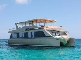 House of Hütter- Floating Home Goldfinger، فندق في مدينة إيبيزا