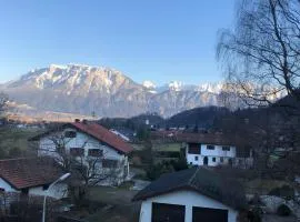 Chiemgau Comfort B8 Ferienwohnung Oberaudorf mit direktem Bergblick auf den Kaiser sowie Hallenbad und Sauna
