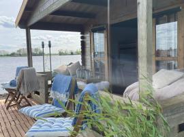 Luxury Experience in Off The Grid Lodge at an Amazing Lake Vinkeveense Plassen, hotell i Vinkeveen