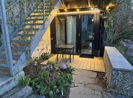 Charming Tiny Garden House for two, מלון בלוצרן