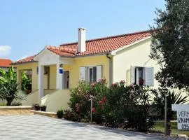 Modernes Ferienhaus in Dobropoljana mit Terrasse, Garten und Grill