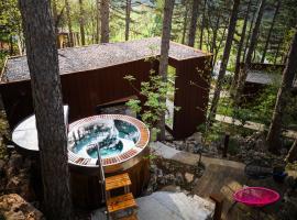 Theodosius Forest Village - Glamping in Vipava valley, prabangi stovyklavietė mieste Vipava