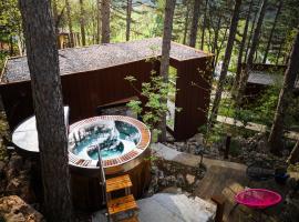 Theodosius Forest Village - Glamping in Vipava valley, glampingplads i Vipava