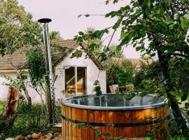Eco-friendly WelnessCabin in Liglet, cottage in Liglet