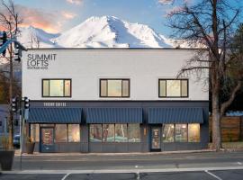 Summit Lofts Boutique Hotel, hotel di Mount Shasta