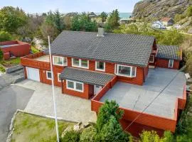 4 Bedroom Gorgeous Apartment In Hellvik