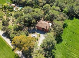 Charming country house with pool and huge garden, country house in Riudellots de la Creu