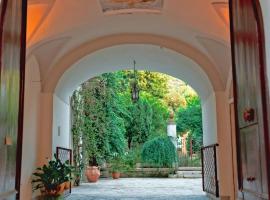 Palazzo Murat Luxury Rooms, Hotel mit Parkplatz in Arienzo