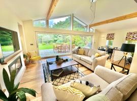 Luxury Five Bed Home - Large Garden with BBQ - New Forest and Beach Links, počitniška hiška v mestu Saint Leonards