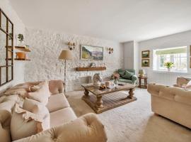 Live the coastal cottage dream in Dorset AONB, hotel in Weymouth